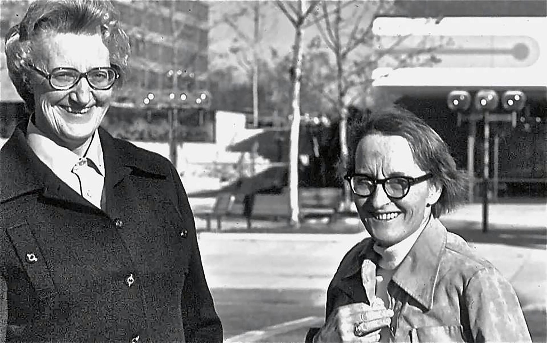 Elisabeth Kübler-Ross, Dame Saunders Saunders at conference, 1970's